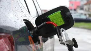 Dok električni automobili osvajaju naslovnice i dobijaju podsticaje, komprimovani prirodni gas CNG tiho gradi reputaciju goriva koje funkcioni&scaron;e. Drugim riječima, dok električna vozila nude revoluciju, CNG nudi evoluciju. Zato, otvaramo karte i analiziramo prednosti i nedostatke...adfhadfh/