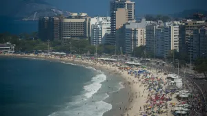 Uprkos porastu broja zaraženih koronavirusom u Brazilu i preporukama zdravstvenih autoriteta da se nastavi s održavanjem fizičke distance, na poznatim plažama Copacabani i Ipanemi u Rio de Janeiru zabilježen je veliki broj posjetilaca (Fabio Teixeira - Anadolu Agency)/Fabio Teixeira