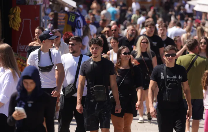 Sarajevo turisti policija vručine ba&scaron;ta voda &scaron;etnja/Senad Gubelić