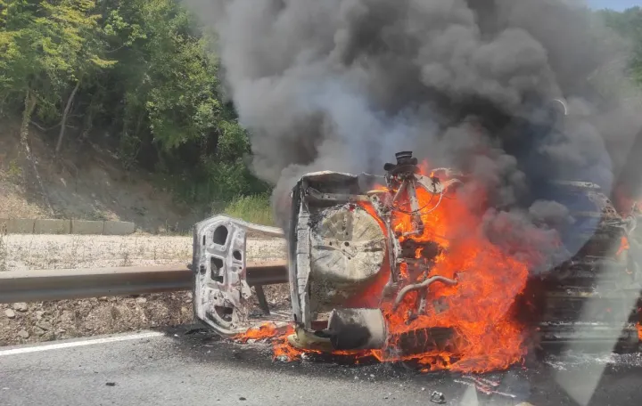 Automobil se zapalio kod Semizovca, gužva, kolona, ima povrijeđenih, nesreća/Viber