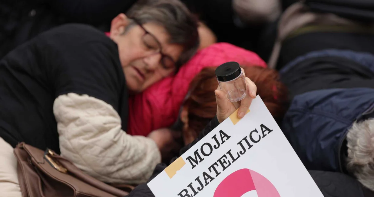 Performans na skupu "5 do 12" ispred Narodnog pozori&scaron;ta u Sarajevu, u znak podr&scaron;ke oboljelima od karcinoma dojke/Senad Gubelić