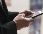 mobilno bankarstvo, mobitel u rukama, ilustracija/Freepik