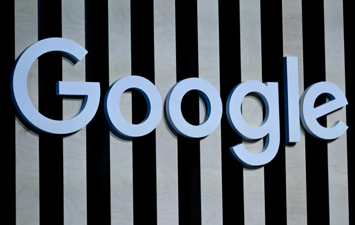 epa10004039 A logo of technology giant 'Google' at the 're:publica 22' digital conference in Berlin, Germany, 09 June 2022. The 're:publica' is one of the largest conferences about digital culture, blogs, social media and information society in the world. It takes place annually in Berlin and runs from 08 to 10 June. EPA/FILIP SINGER/Filip Singer
