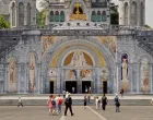 Rupnikovi mozaici na fasadi bazilike u Lourdesu/