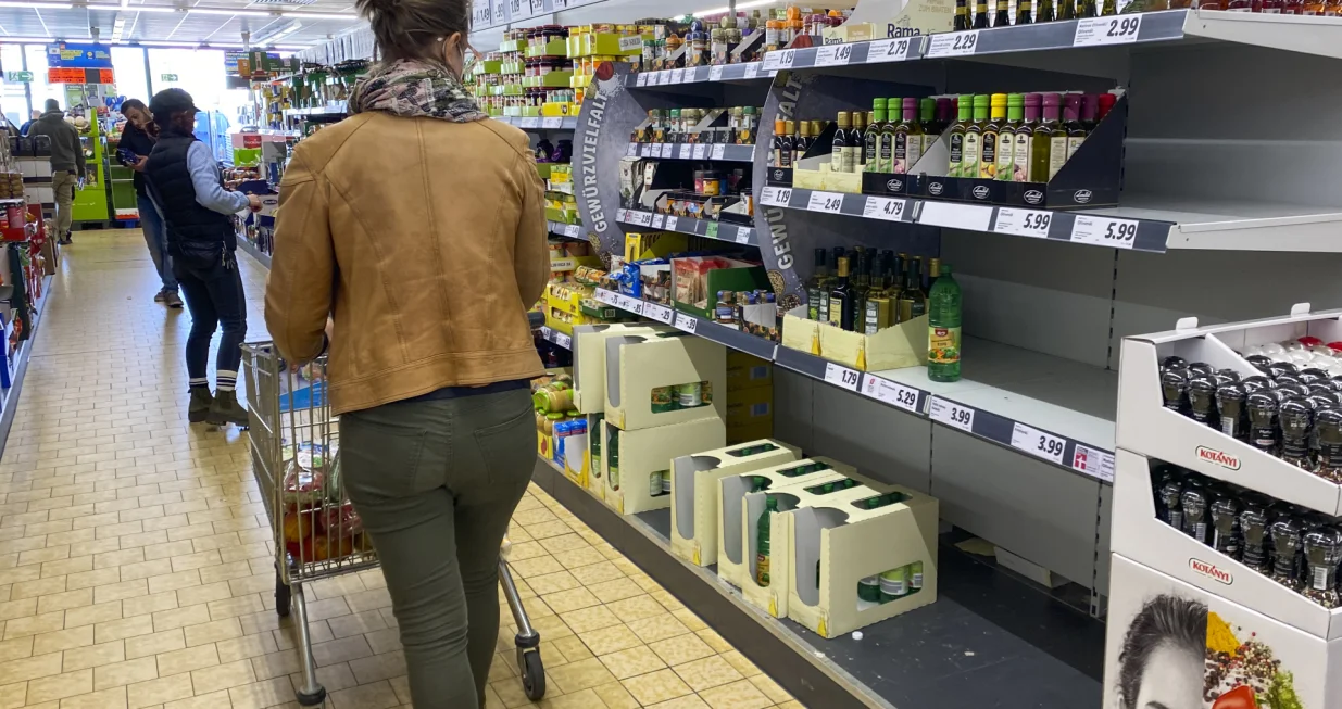 Njemačka, jedna od najrazvijenijih zemalja svijeta, trpi ozbijne posljedice rata u Ukrajini kada je u pitanju snabdijevanje osnovnim životnim namirnicama. Trgovački lanci bilježili su pojačane kupovine suncokretovog ulja i bra&scaron;na od početka ruske invazije na Ukrajinu, koja je jedan od najvažnijih proizvođača ovih namirnica. Stoga su u brojnim supermarketima police s bra&scaron;nom i suncokretovim uljem i dalje prazne. (Abdulhamid Hoşbaş - Anadolu Agency)/�
