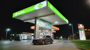 Dok električni automobili osvajaju naslovnice i dobijaju podsticaje, komprimovani prirodni gas CNG tiho gradi reputaciju goriva koje funkcioni&scaron;e. Drugim riječima, dok električna vozila nude revoluciju, CNG nudi evoluciju. Zato, otvaramo karte i analiziramo prednosti i nedostatke...adfhadfha/