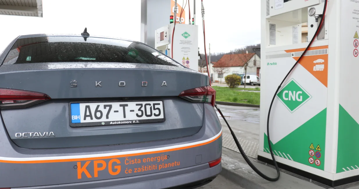 Dok električni automobili osvajaju naslovnice i dobijaju podsticaje, komprimovani prirodni gas CNG tiho gradi reputaciju goriva koje funkcioni&scaron;e. Drugim riječima, dok električna vozila nude revoluciju, CNG nudi evoluciju. Zato, otvaramo karte i analiziramo prednosti i nedostatke... adfhadfh/