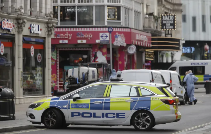 epaselect epa10187564 Police work inside the cordoned off area where two officers were stabbed, in central London, Britain, 16 September 2022. A suspect was detained after two police officers were stabbed in Leicester Square area, near Soho, in the early morning of 16 September, the London Metropolitan Police said. The two male officers were taken to hospital for treatment. London Mayor Sadiq Khan took to social media urging anyone with information to come forward, calling the attack on serving police officers 'disgusting' and 'utterly appalling'. EPA/OLIVIER HOSLET/Olivier Hoslet