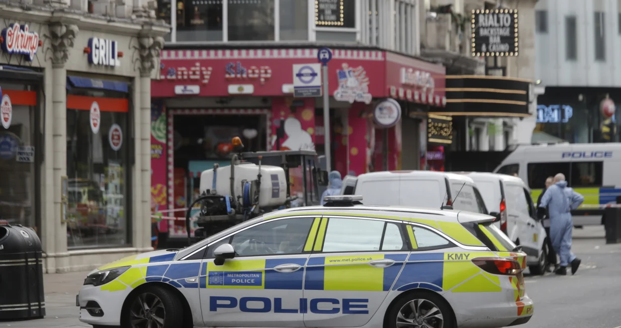 epaselect epa10187564 Police work inside the cordoned off area where two officers were stabbed, in central London, Britain, 16 September 2022. A suspect was detained after two police officers were stabbed in Leicester Square area, near Soho, in the early morning of 16 September, the London Metropolitan Police said. The two male officers were taken to hospital for treatment. London Mayor Sadiq Khan took to social media urging anyone with information to come forward, calling the attack on serving police officers 'disgusting' and 'utterly appalling'. EPA/OLIVIER HOSLET/Olivier Hoslet
