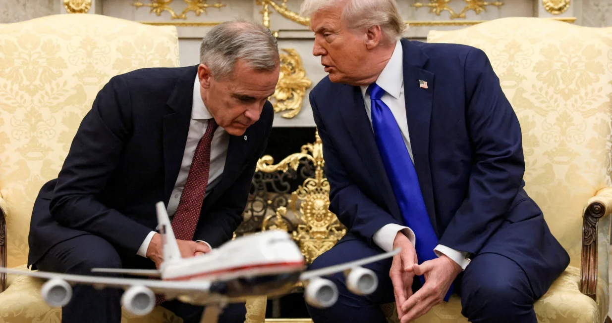 FILE PHOTO: U.S. President Donald Trump meets with Canada's Prime Minister Mark Carney in the Oval Office at the White House in Washington, D.C., U.S., October 7, 2025. REUTERS/Evelyn Hockstein/File Photo/Evelyn Hockstein