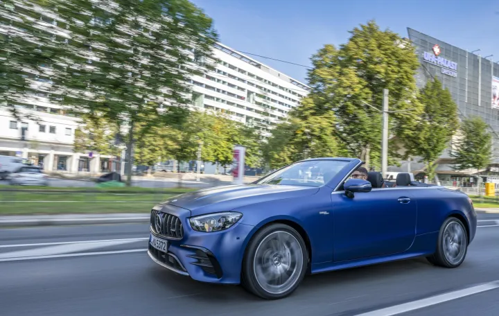 E 53 Cabriolet,designo brilliant blue magno, AMG nappa leather, two-tone - titanium grey pearl/black.&nbsp;//.E 53 Cabriolet,designo magno brillantblau,Leder Nappa AMG zweifarbig - schwarz/sattelbraun...E 53 4MATIC+ Cabriolet.Kraftstoffverbrauch kombiniert 9,2-8,8 l/100 km, CO2-Emissionen kombiniert 210-202 g/km. //.E 53 4MATIC+ Cabriolet:.Combined fuel consumption 9,2-8,8 l/100 km, combined CO2 emissions 210-202 g/km./Mercedes - Benz - Global Communications Mercedes &ndash; Benz Cars Photo By Andr&eacute; Tillmann On Behalf Of Mercedes -; Benz Ag