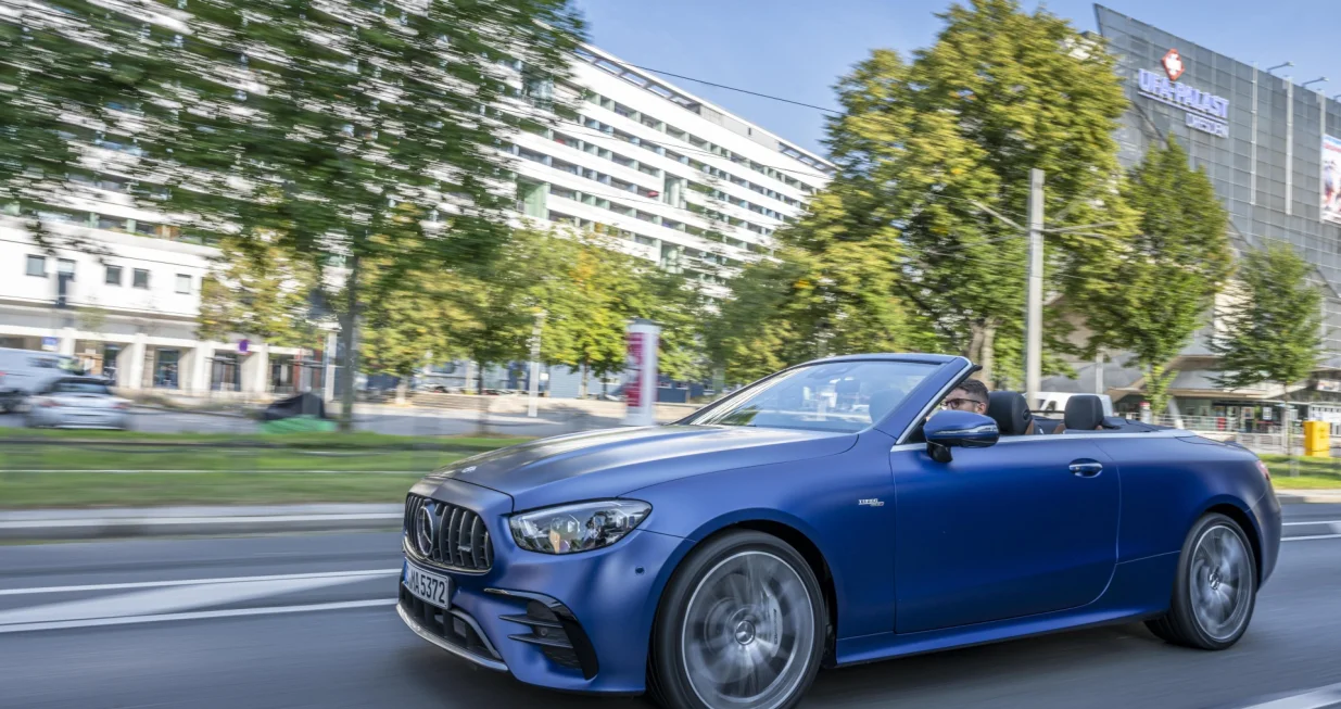 E 53 Cabriolet,designo brilliant blue magno, AMG nappa leather, two-tone - titanium grey pearl/black.&nbsp;//.E 53 Cabriolet,designo magno brillantblau,Leder Nappa AMG zweifarbig - schwarz/sattelbraun...E 53 4MATIC+ Cabriolet.Kraftstoffverbrauch kombiniert 9,2-8,8 l/100 km, CO2-Emissionen kombiniert 210-202 g/km. //.E 53 4MATIC+ Cabriolet:.Combined fuel consumption 9,2-8,8 l/100 km, combined CO2 emissions 210-202 g/km./Mercedes - Benz - Global Communications Mercedes &ndash; Benz Cars Photo By Andr&eacute; Tillmann On Behalf Of Mercedes -; Benz Ag