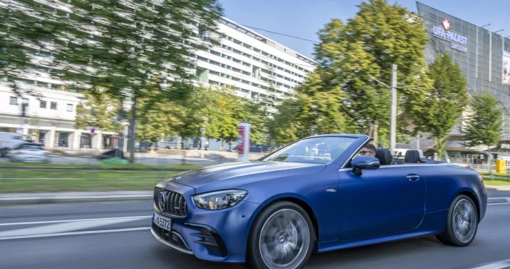 E 53 Cabriolet,designo brilliant blue magno, AMG nappa leather, two-tone - titanium grey pearl/black.&nbsp;//.E 53 Cabriolet,designo magno brillantblau,Leder Nappa AMG zweifarbig - schwarz/sattelbraun...E 53 4MATIC+ Cabriolet.Kraftstoffverbrauch kombiniert 9,2-8,8 l/100 km, CO2-Emissionen kombiniert 210-202 g/km. //.E 53 4MATIC+ Cabriolet:.Combined fuel consumption 9,2-8,8 l/100 km, combined CO2 emissions 210-202 g/km./Mercedes - Benz - Global Communications Mercedes &ndash; Benz Cars Photo By Andr&eacute; Tillmann On Behalf Of Mercedes -; Benz Ag