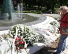 Polaganje cvijeća kod Spomen obilježja ubijenoj djeci opkoljenog Sarajeva 1992-1995., sjećanje na 1.601 ubijeno dijete tokom opsade Sarajeva/Senad Gubelić