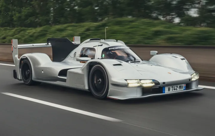 U svijetu u kojem se trkaći i drumski automobili sve vi&scaron;e razlikuju, Porsche je napravio potez koji nas vraća u zlatno doba &ndash; predstavio je 963 RSP, legalnu verziju svoje Le Mans ma&scaron;ine. 
