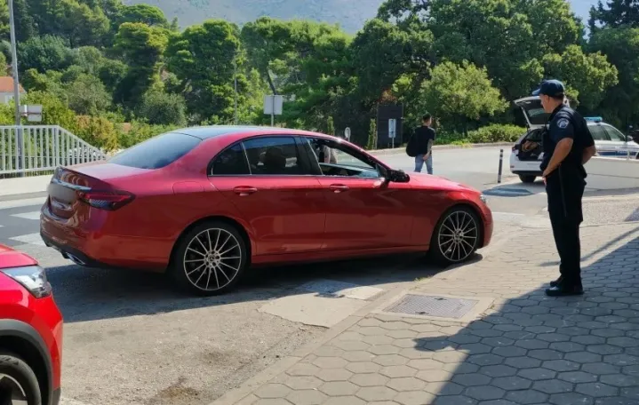 DUBROVAČKA policija dovr&scaron;ila je kriminalističko istraživanje nad &scaron;estoricom mladića u dobi od 20 do 27 godina koje sumnjiči da su krajem kolovoza u Lapadu maskirani napali državljane Srbije, razbili im automobil palicama i pretukli ih./Index.hr