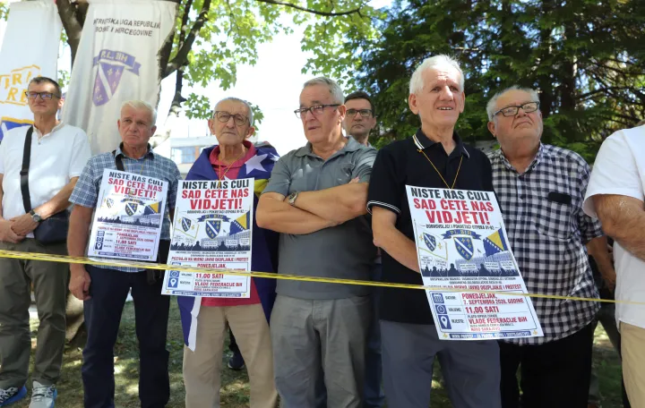 Predstavnici Saveza udruženja boraca Patriotske ligemirni protest ispred Vade FBiH/Senad Gubelić