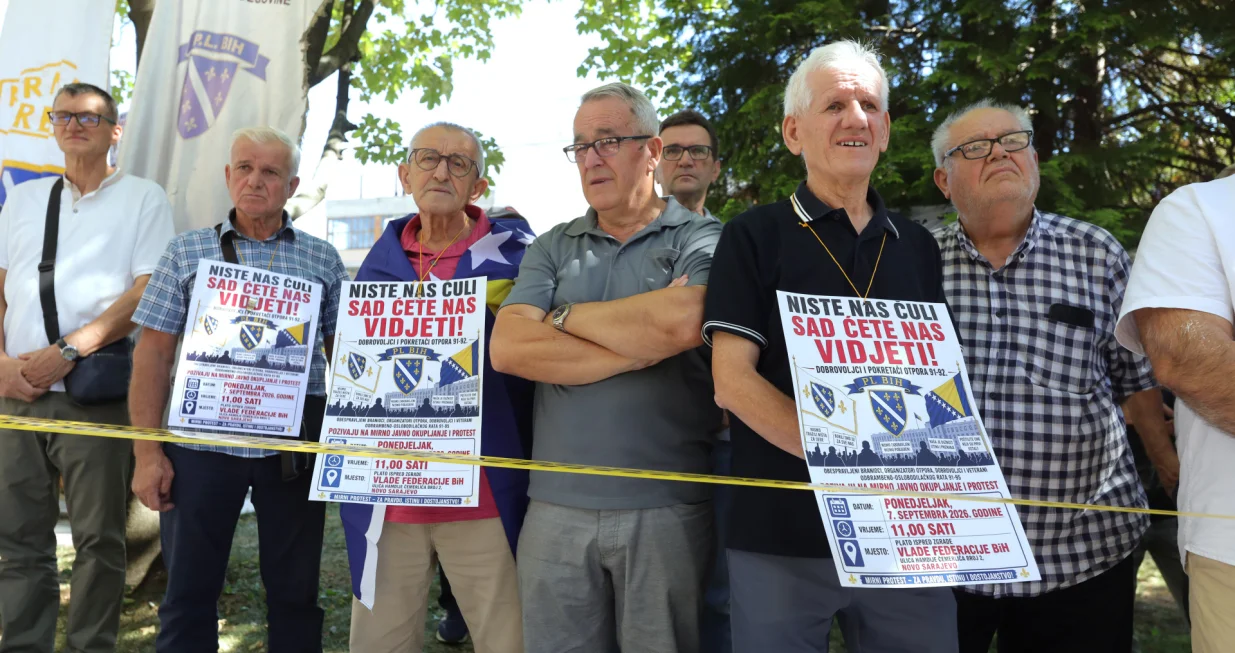 Predstavnici Saveza udruženja boraca Patriotske ligemirni protest ispred Vade FBiH/Senad Gubelić