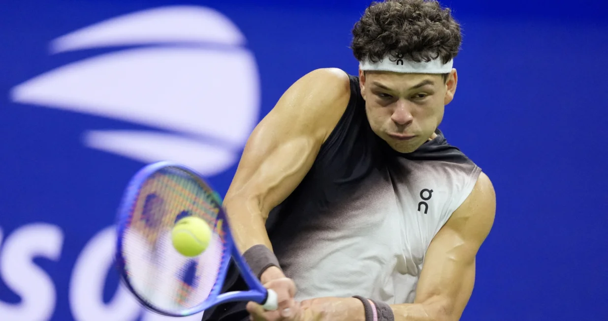 Tennis - U.S. Open - Flushing Meadows, New York, United States - September 9, 2026 Ben Shelton of the U.S. in action during his quarter-final match against Spain's Carlos Alcaraz REUTERS/Eduardo Munoz/Eduardo Munoz