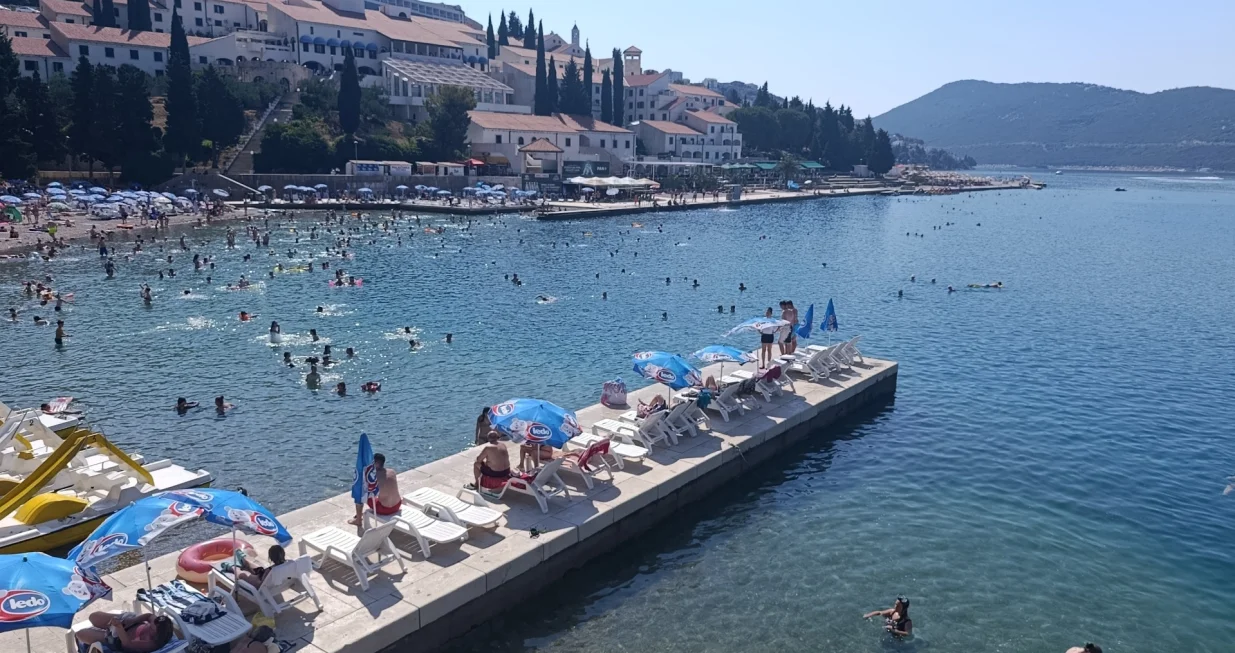 Neum, počela sezona, gužve, hoteli, obala, more/