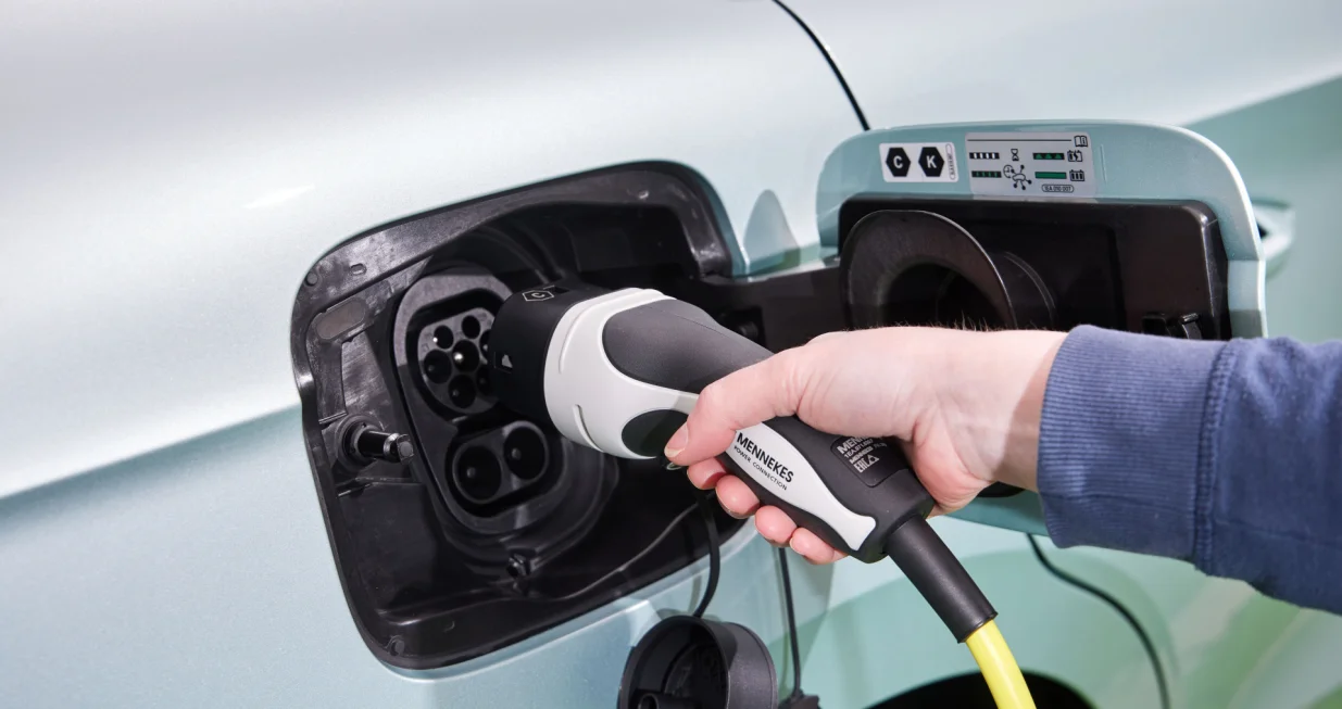 Dok električni automobili osvajaju naslovnice i dobijaju podsticaje, komprimovani prirodni gas CNG tiho gradi reputaciju goriva koje funkcioni&scaron;e. Drugim riječima, dok električna vozila nude revoluciju, CNG nudi evoluciju. Zato, otvaramo karte i analiziramo prednosti i nedostatke.../&Scaron;koda Auto