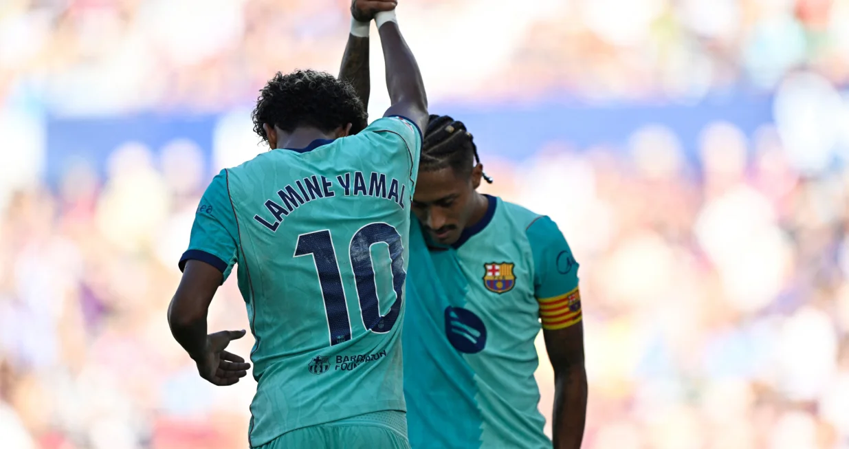 Soccer Football - LaLiga - Levante v FC Barcelona - Estadi Ciutat de Valencia, Valencia, Spain - September 13, 2026 FC Barcelona's Lamine Yamal celebrates scoring their third goal with Raphinha REUTERS/Pablo Morano/Pablo Morano