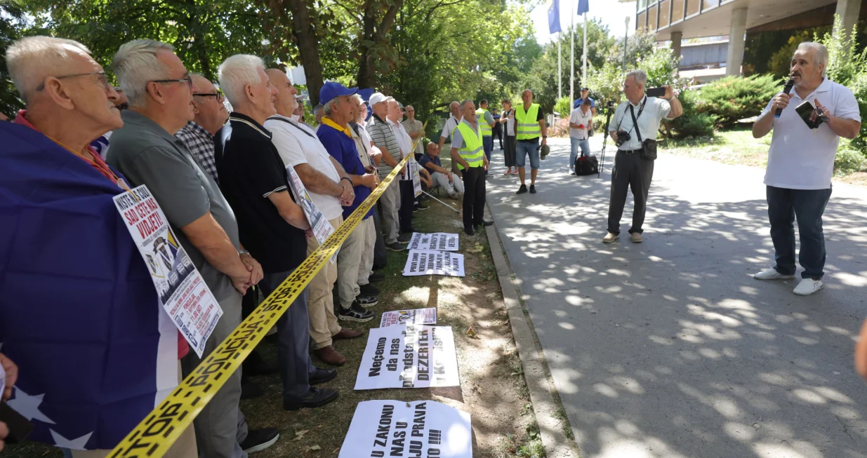 Predstavnici Saveza udruženja boraca Patriotske ligemirni protest ispred Vade FBiH/Senad Gubelić