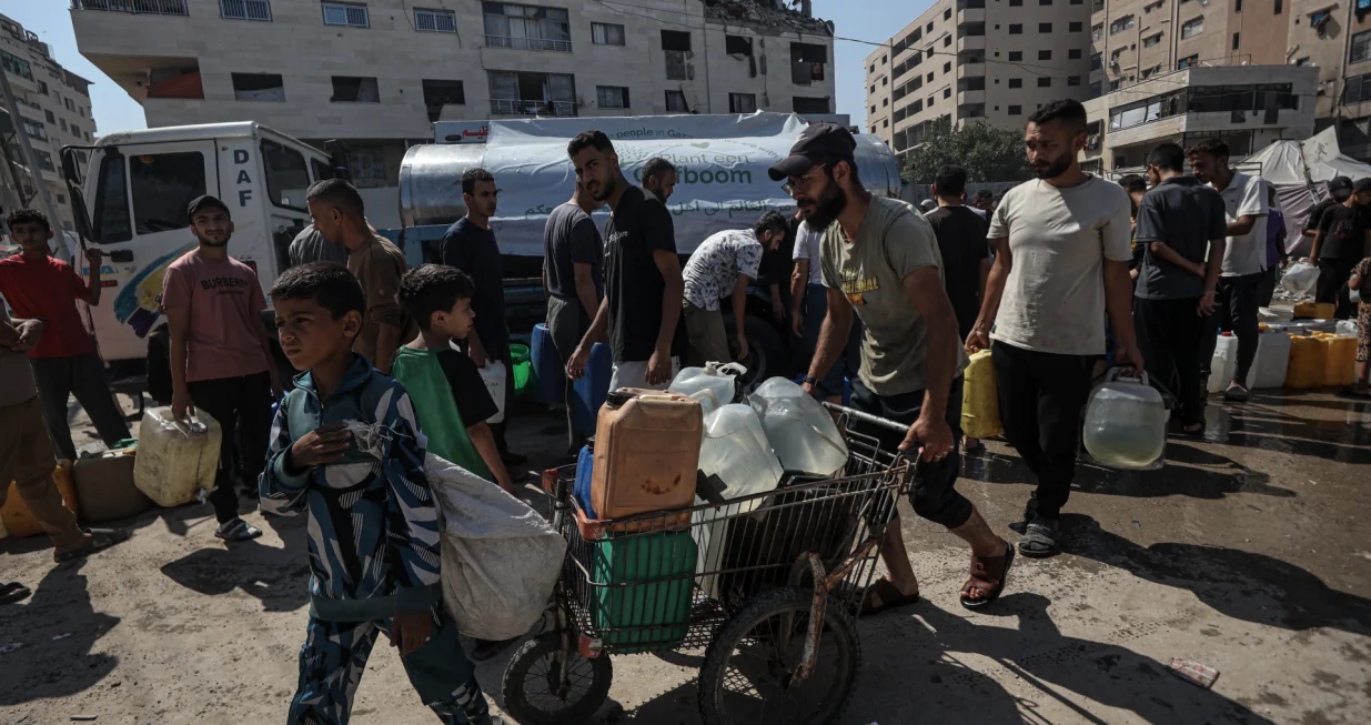 GAZA (AA) - Kriza s nesta&scaron;icom vode nastavlja se pogor&scaron;avati u Pojasu Gaze, koji je i dalje pod izraelskom blokadom i kontinuiranim napadima.Cisterne dolaze u kamp u gradu Gaza i distribuira vodu raseljenim Palestincima.Palestinci u Gazi, čija je infrastruktura te&scaron;ko o&scaron;tećena kao rezultat izraelskih napada, imaju pote&scaron;koća s pristupom vodi za piće. Većina stanovni&scaron;tva suočava se s ozbiljnom nesta&scaron;icom vode zbog uni&scaron;tavanja bunara i rezervoara za vodu.Stalna nesta&scaron;ica vode otežava svakodnevni život stanovnicima, dodatno pogor&scaron;avajući humanitarnu krizu u regiji. (Abdalhkem Abu Riash - Anadolu Agency)/
