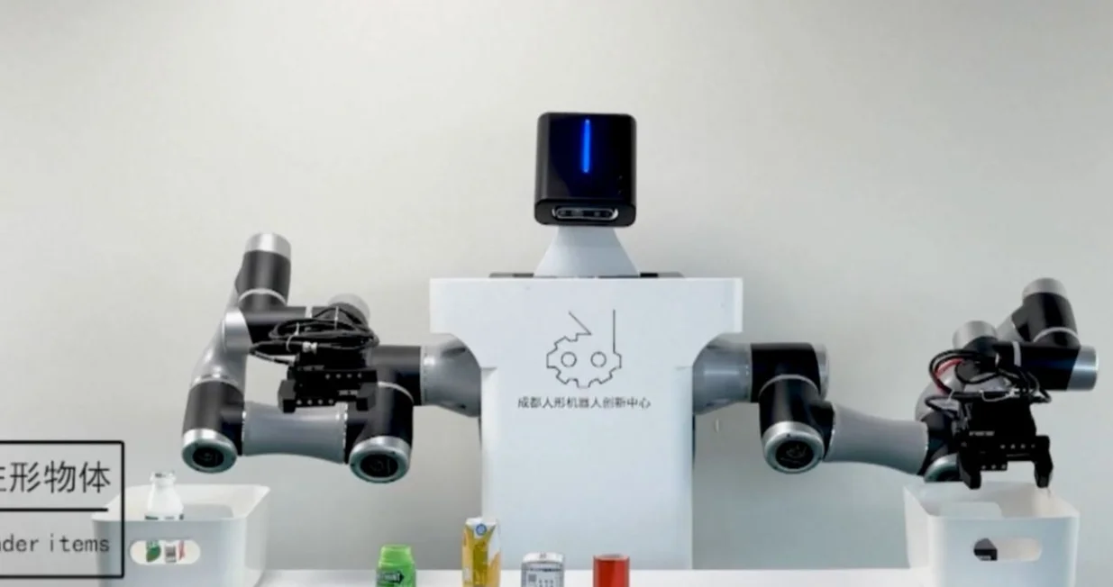 Na konferenciji, kineski startup Unitree Robotics predstavlja svog laganog humanoidnog robota G1 pokazanog u maju i sada pu&scaron;tenog u masovnu proizvodnju/S M