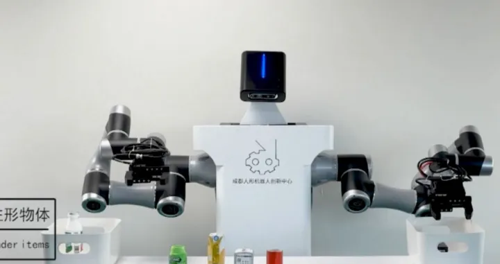 Na konferenciji, kineski startup Unitree Robotics predstavlja svog laganog humanoidnog robota G1 pokazanog u maju i sada pu&scaron;tenog u masovnu proizvodnju/S M