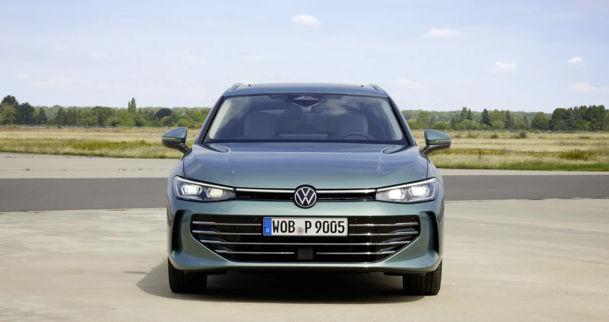 The new Passat Elegance in the colour Mariposit Green Metallic ASD/