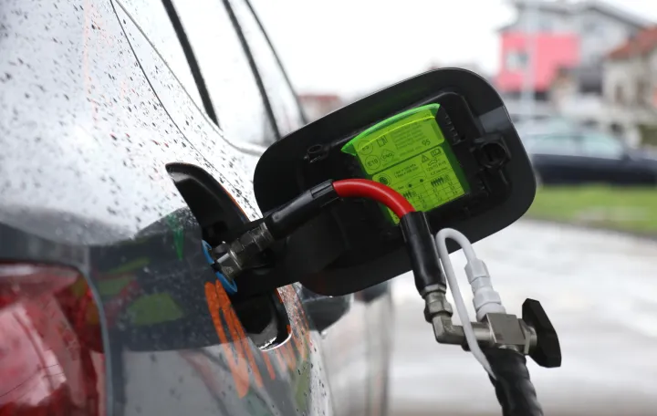 Dok električni automobili osvajaju naslovnice i dobijaju podsticaje, komprimovani prirodni gas CNG tiho gradi reputaciju goriva koje funkcioni&scaron;e. Drugim riječima, dok električna vozila nude revoluciju, CNG nudi evoluciju. Zato, otvaramo karte i analiziramo prednosti i nedostatke...adfhadfh/