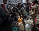 GAZA (AA) - Kriza s nesta&scaron;icom vode nastavlja se pogor&scaron;avati u Pojasu Gaze, koji je i dalje pod izraelskom blokadom i kontinuiranim napadima.Cisterne dolaze u kamp u gradu Gaza i distribuira vodu raseljenim Palestincima.Palestinci u Gazi, čija je infrastruktura te&scaron;ko o&scaron;tećena kao rezultat izraelskih napada, imaju pote&scaron;koća s pristupom vodi za piće. Većina stanovni&scaron;tva suočava se s ozbiljnom nesta&scaron;icom vode zbog uni&scaron;tavanja bunara i rezervoara za vodu.Stalna nesta&scaron;ica vode otežava svakodnevni život stanovnicima, dodatno pogor&scaron;avajući humanitarnu krizu u regiji. (Abdalhkem Abu Riash - Anadolu Agency)/