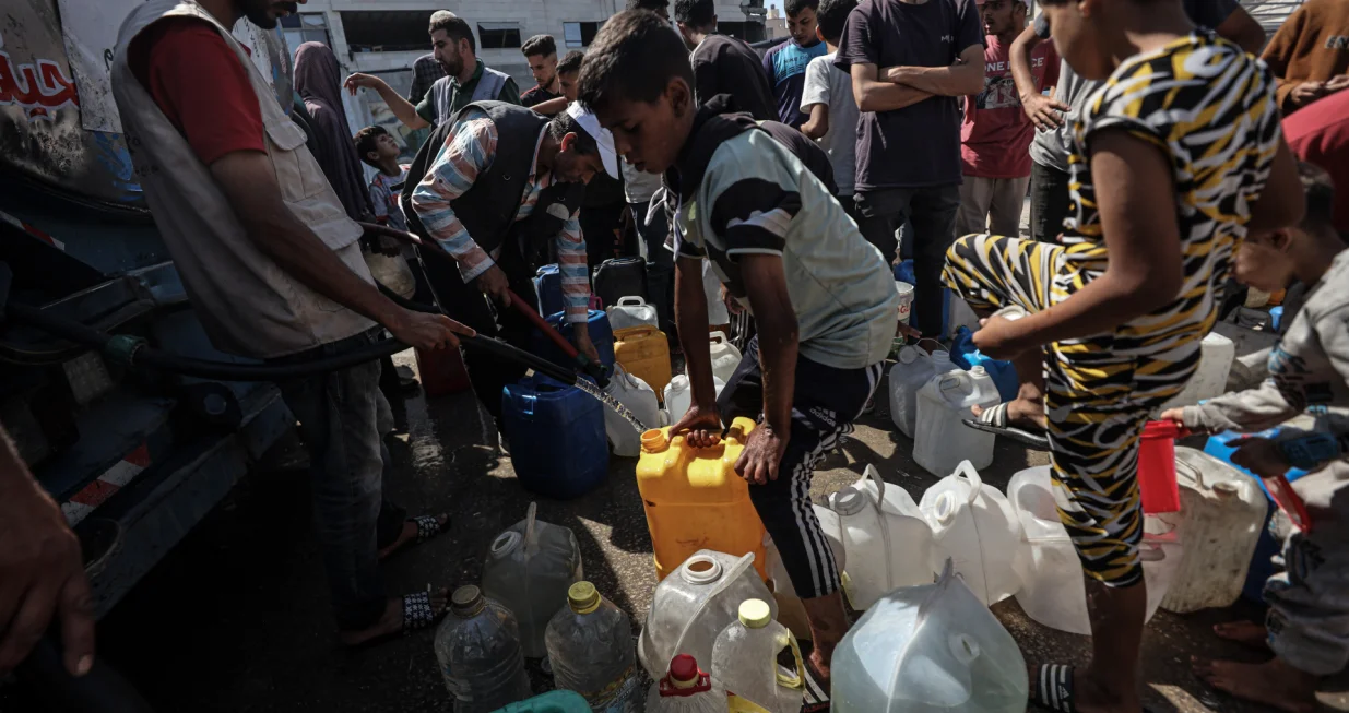 GAZA (AA) - Kriza s nesta&scaron;icom vode nastavlja se pogor&scaron;avati u Pojasu Gaze, koji je i dalje pod izraelskom blokadom i kontinuiranim napadima.Cisterne dolaze u kamp u gradu Gaza i distribuira vodu raseljenim Palestincima.Palestinci u Gazi, čija je infrastruktura te&scaron;ko o&scaron;tećena kao rezultat izraelskih napada, imaju pote&scaron;koća s pristupom vodi za piće. Većina stanovni&scaron;tva suočava se s ozbiljnom nesta&scaron;icom vode zbog uni&scaron;tavanja bunara i rezervoara za vodu.Stalna nesta&scaron;ica vode otežava svakodnevni život stanovnicima, dodatno pogor&scaron;avajući humanitarnu krizu u regiji. (Abdalhkem Abu Riash - Anadolu Agency)/