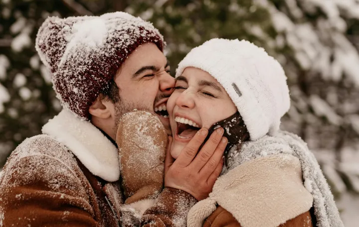 Ljubavni par uživa u čarima zime/Pexels