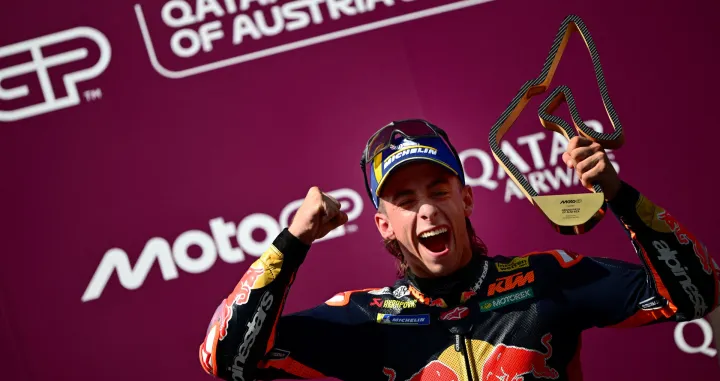 MotoGP - Austrian Grand Prix - Red Bull Ring, Spielberg, Austria - September 20, 2026 Red Bull KTM Factory Racing's Pedro Acosta celebrates with a trophy on the podium after winning the MotoGP race REUTERS/Christian Bruna  TPX IMAGES OF THE DAY/Christian Bruna