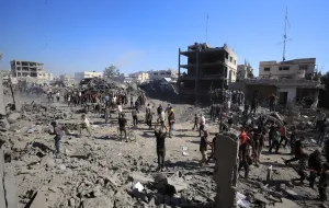 GAZA, PALESTINA - 12. JULI: Palestinci pregledavaju &scaron;iroko rasprostranjena razaranja u području uzrokovana napadom bespilotne letjelice (UAV) gdje je izraelska vojska ciljala nekoliko zgrada bespilotnom letjelicom u Industrijskoj ulici u zapadnom gradu Gazi, Gaza, Palestina, 12. jula 2026. (Khames Alrefi - Anadolu Agency)/