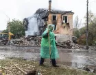 SLOVJANSK, UKRAJINA вЂ" 15. oktobar: Ukrajinski spasioci i vatrogasci pregledaju ruЕЎevine stambene zgrade nakon napada ruskom navoД'enom bombom u Slovjansku, u Ukrajini, 15. oktobra 2026. godine. (Diego Herrera Carcedo - Anadolu Agency)/