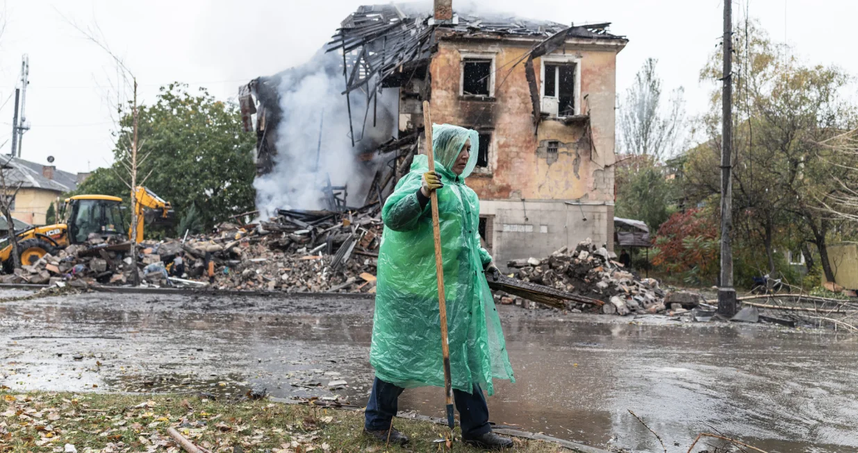 SLOVJANSK, UKRAJINA вЂ" 15. oktobar: Ukrajinski spasioci i vatrogasci pregledaju ruЕЎevine stambene zgrade nakon napada ruskom navoД'enom bombom u Slovjansku, u Ukrajini, 15. oktobra 2026. godine. (Diego Herrera Carcedo - Anadolu Agency)/