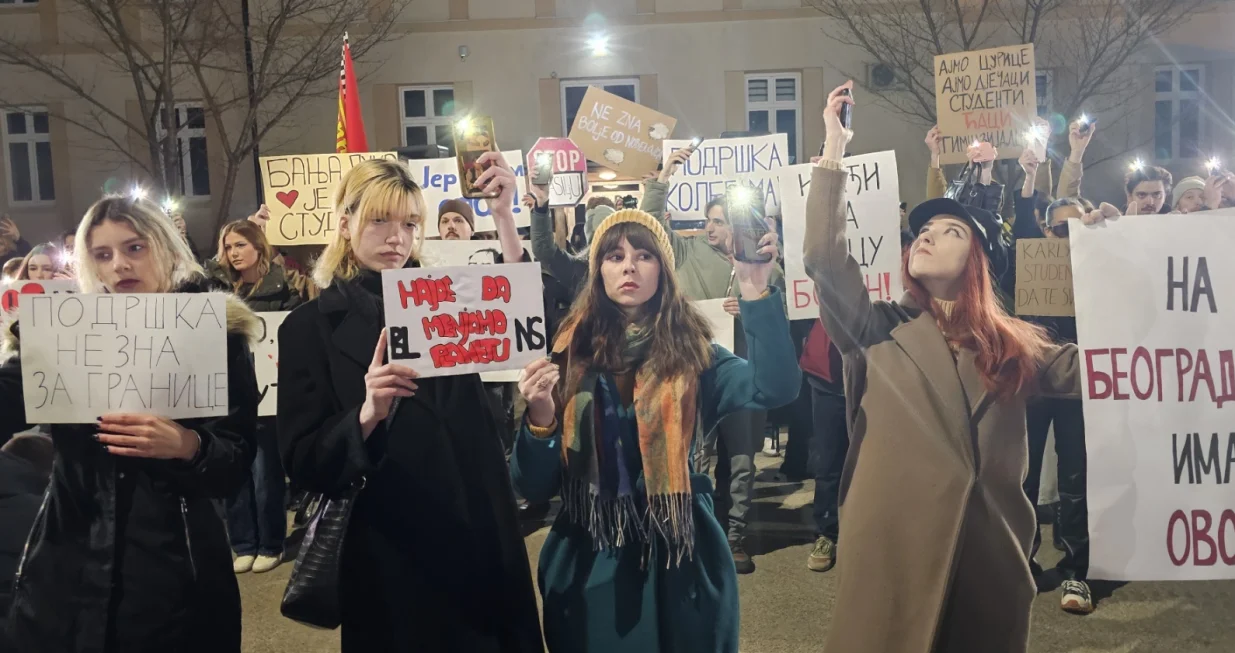 Vi&scaron;e stotina studenata okupilo se u Aleji kampusa Univeziteta u Banjaluci kako bi dali podr&scaron;ku studentima u Srbiji./Goran Dakić