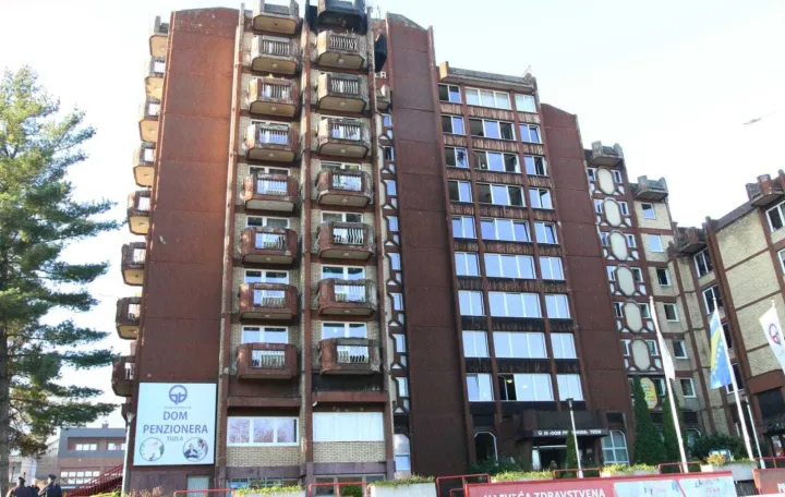Tuzla, BiH, 5. novembar 2025: Najmanje 11 osoba je poginulo, a viЕЎe od 20 povrijeД'eno u velikom poЕѕaru koji je sinoД&Dagger; oko 20.45 sati izbio na sedmom spratu Doma penzionera u Tuzli (Ahmet Besic - Anadolu Agency)/